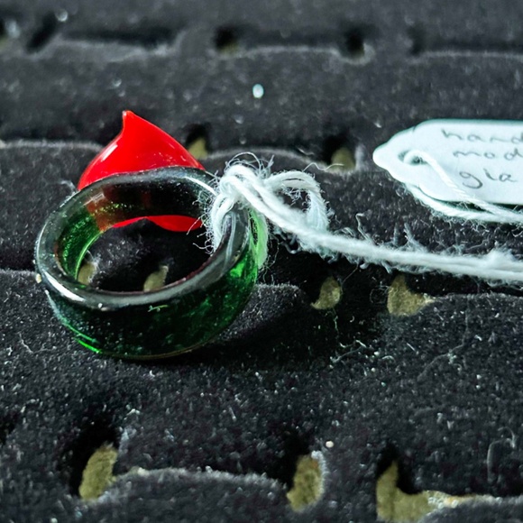 HANDBLOWN GLASS RING, LADIES SIZE 7, RED HEART WITH GREEN SHANK, UNIQUE, NEW, - Picture 2 of 3